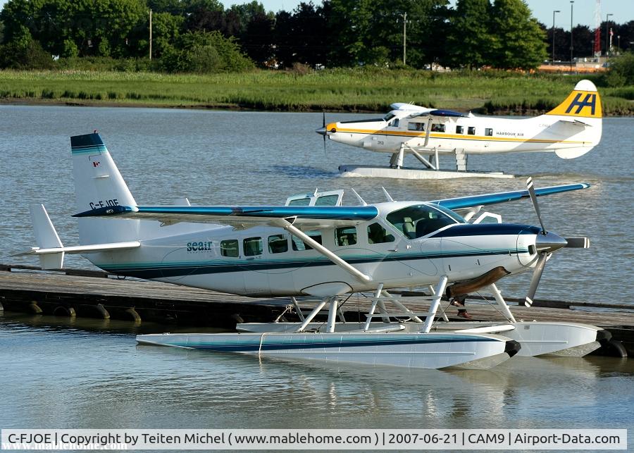 C-FJOE, 2005 Cessna 208 Caravan I C/N 20800390, C-FJOE from Seair Seaplanes waiting for its passengers - DHC-3 C-FHAX from Harbour Air arrives in the background