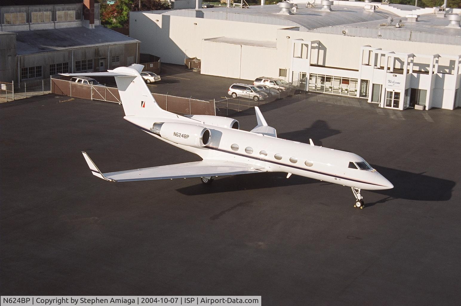 N624BP, 2007 Bombardier BD-700-1A10 Global Express C/N 9236, On the Garrett Ramp at ISP