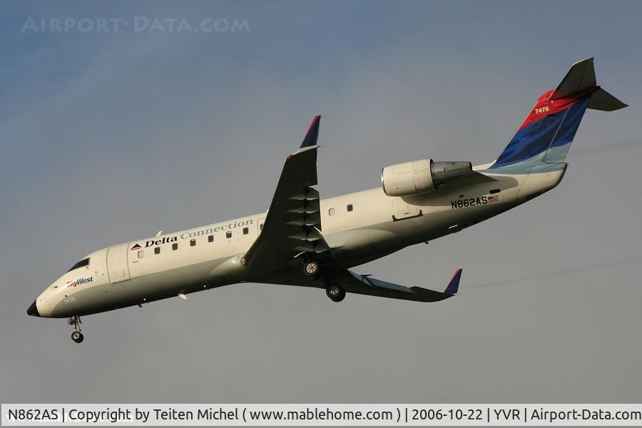 N862AS, 2001 Bombardier CRJ-200ER (CL-600-2B19) C/N 7476, N862AS from Delta Connection landing on runway 26R