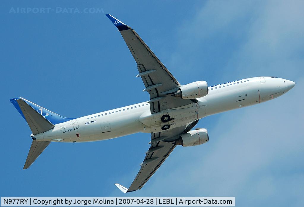 N977RY, 2004 Boeing 737-86N C/N 32740, Taking off RWY 07R.