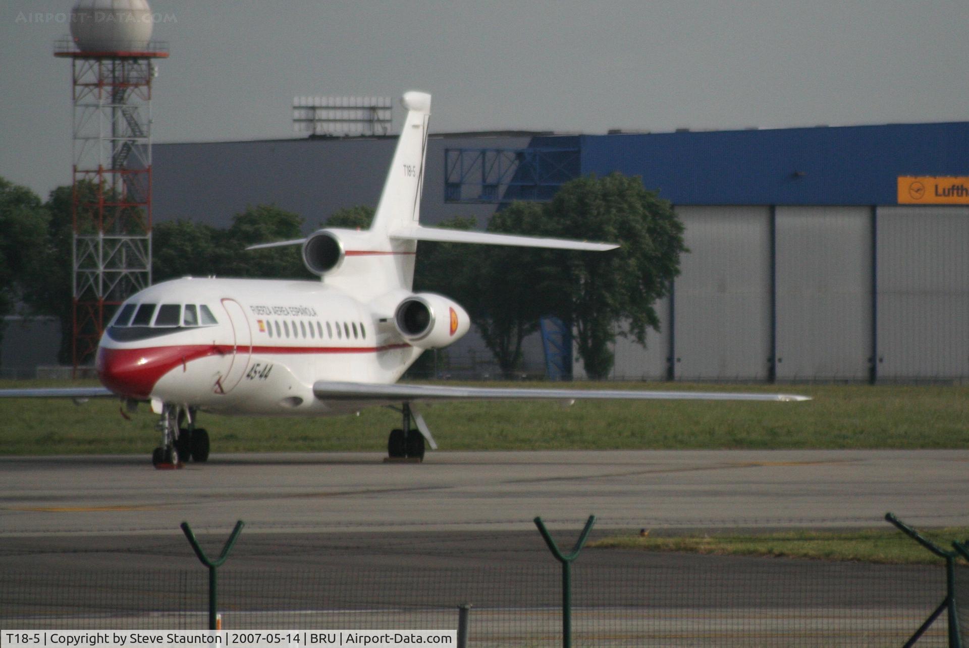 T18-5, 1989 Dassault Falcon 900 C/N 73, Taken from inside a coach at Brussels Airport