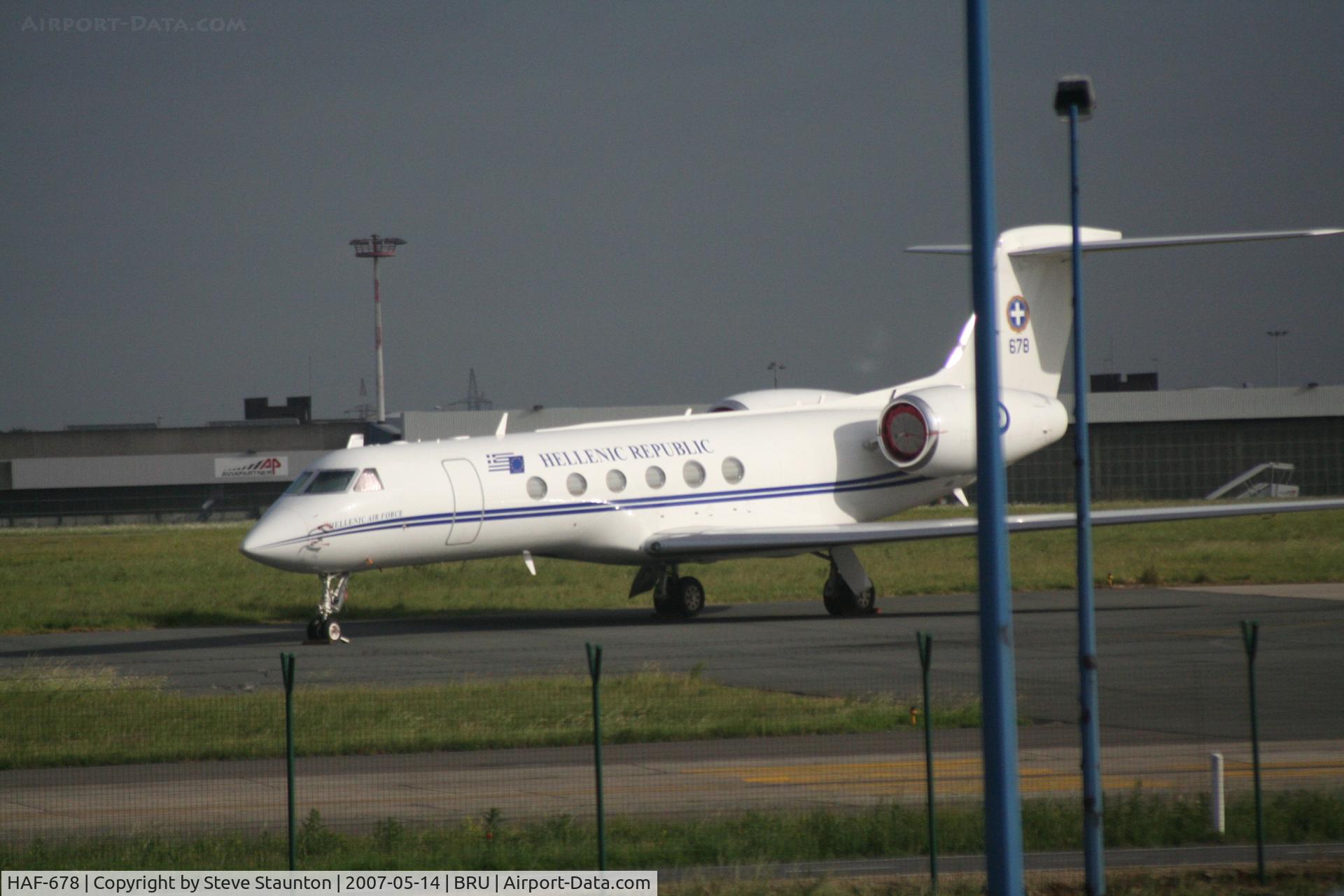 HAF-678, Gulfstream Aerospace G-V Gulfstream V C/N 678, Taken from inside a coach at Brussels Airport