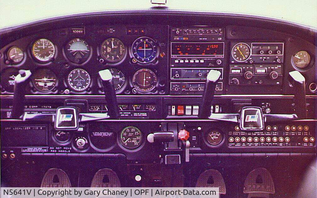 N5641V, 1977 Piper PA-28-161 C/N 28-7716188, Panel Layout in 1987