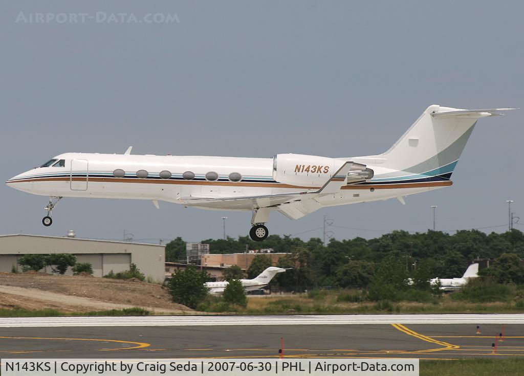N143KS, 1999 Gulfstream Aerospace G-IV C/N 1364, Over the numbers of rw 27R.