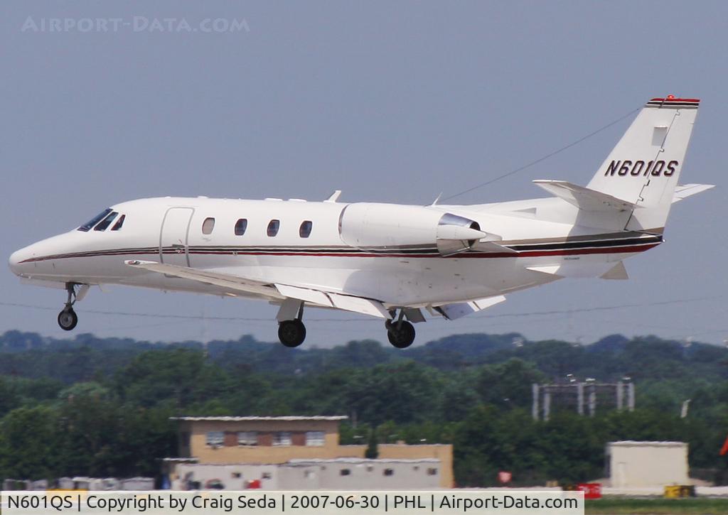 N601QS, 2002 Cessna 560XL C/N 560-5301, Over the numbers of rw 27R.