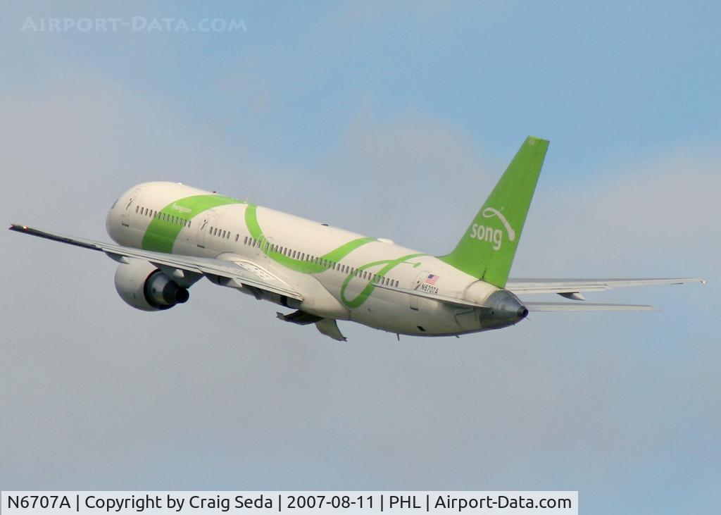 N6707A, 2000 Boeing 757-232 C/N 30395, Departing rw 27L.