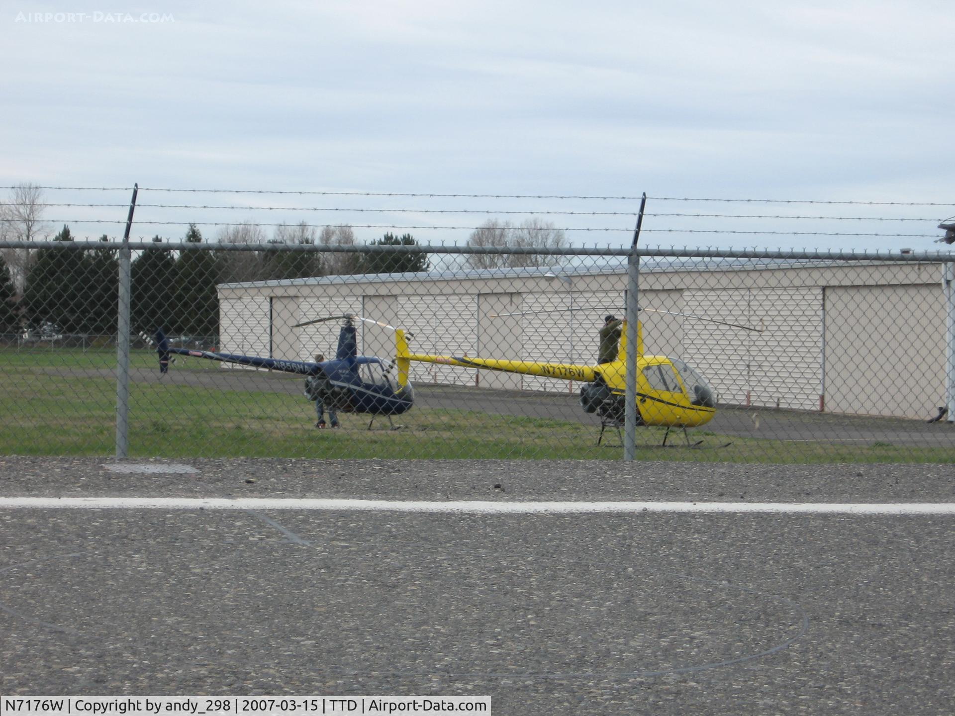N7176W, 1997 Robinson R22 BETA C/N 2735, taken from Wendy's parking lot :)