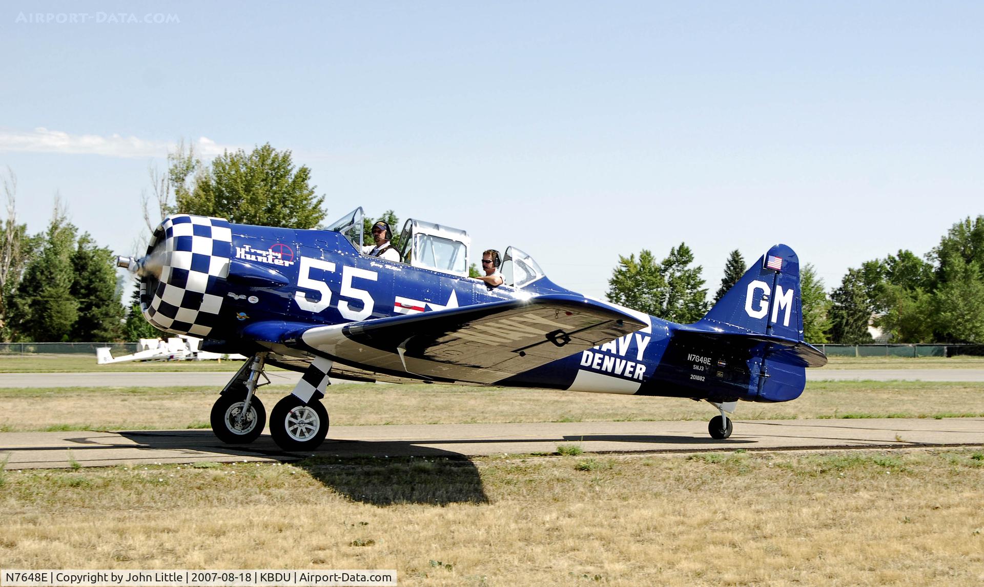 N7648E, 1942 North American SNJ-3 Texan C/N 78-6987, SNJ taxi by at Boulder Opne House
