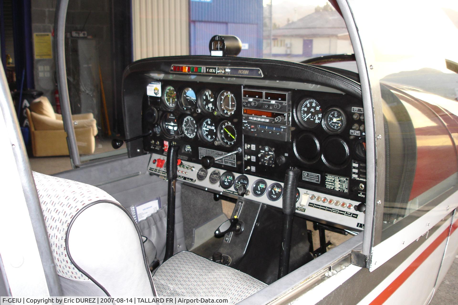 F-GEIU, Robin DR-400-140B Major C/N 1712, Au hangar avant vol