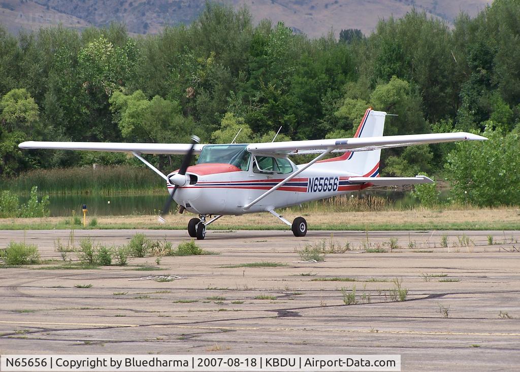 N65656, 1982 Cessna 172P C/N 17275802, Taxi in at Boulder