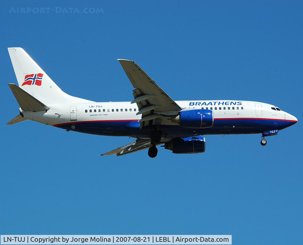 LN-TUJ, 2001 Boeing 737-705 C/N 29095, On final RWY 07L.