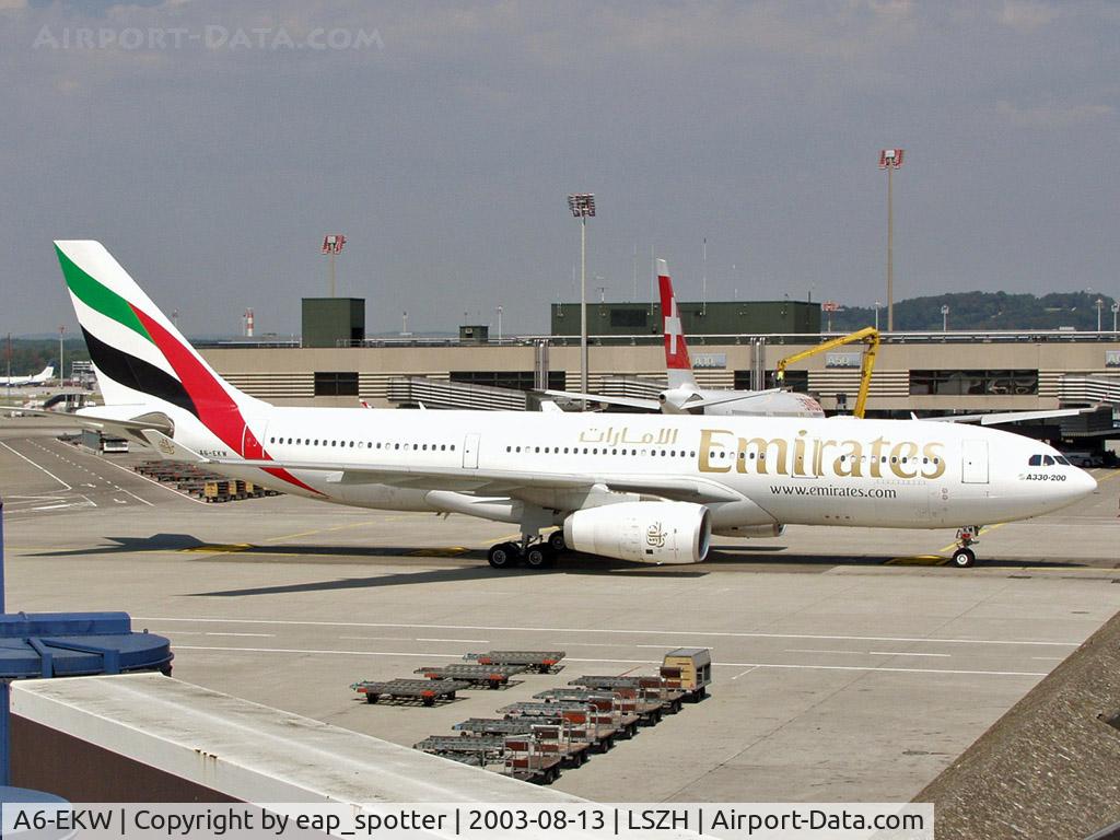 A6-EKW, 1999 Airbus A330-243 C/N 316, taxi to the gate