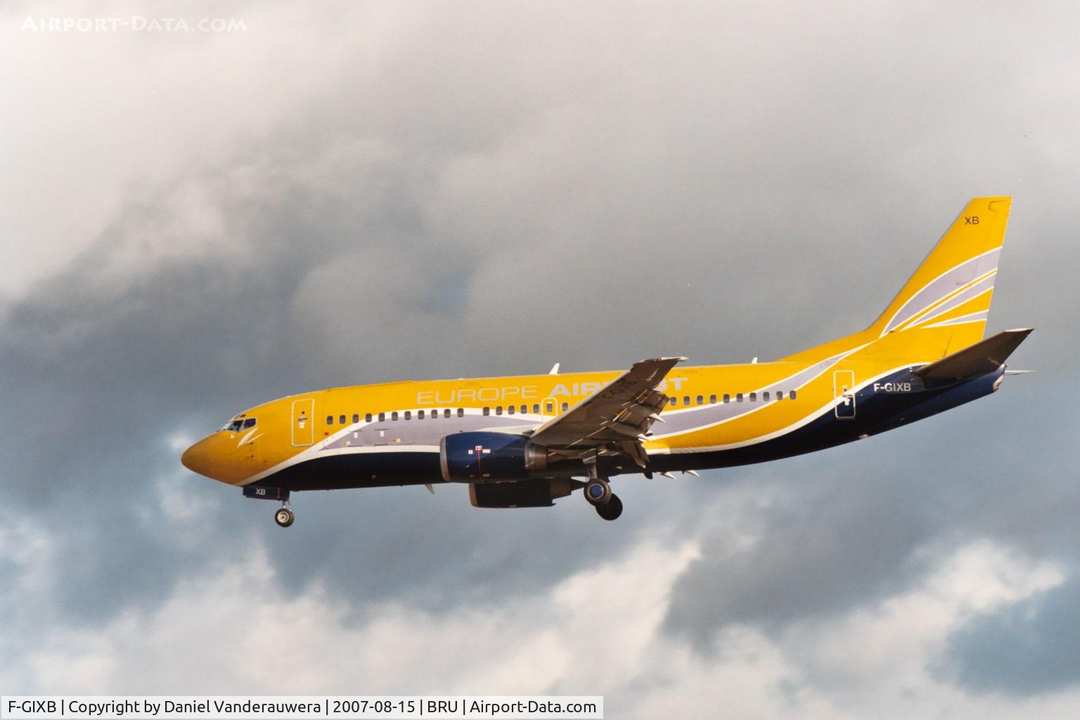 F-GIXB, 1990 Boeing 737-33A(QC) C/N 24789, descending to rwy 25L