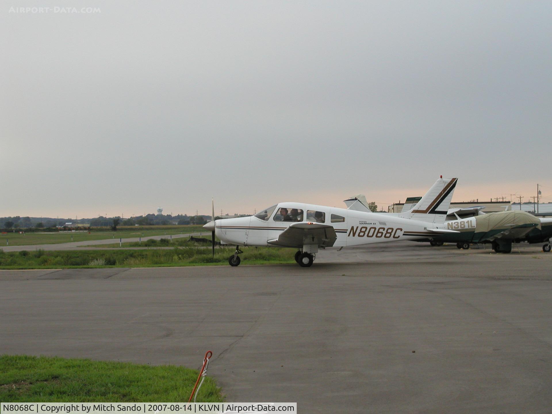 N8068C, 1981 Piper PA-28-161 C/N 28-8216099, Taxiing to Runway 30.