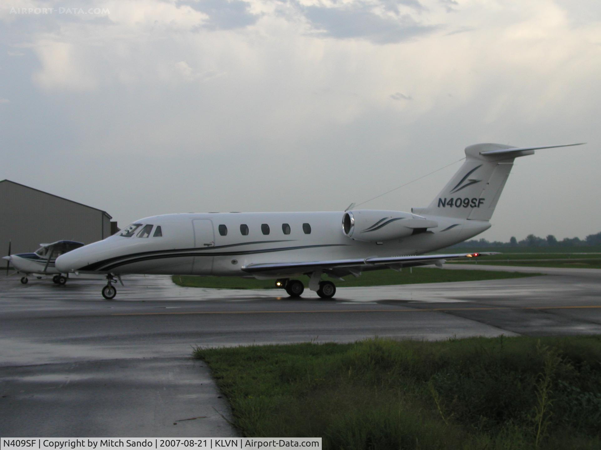 N409SF, 1984 Cessna 650 Citation C/N 650-0029, Taxiing onto the ramp at Airlake.