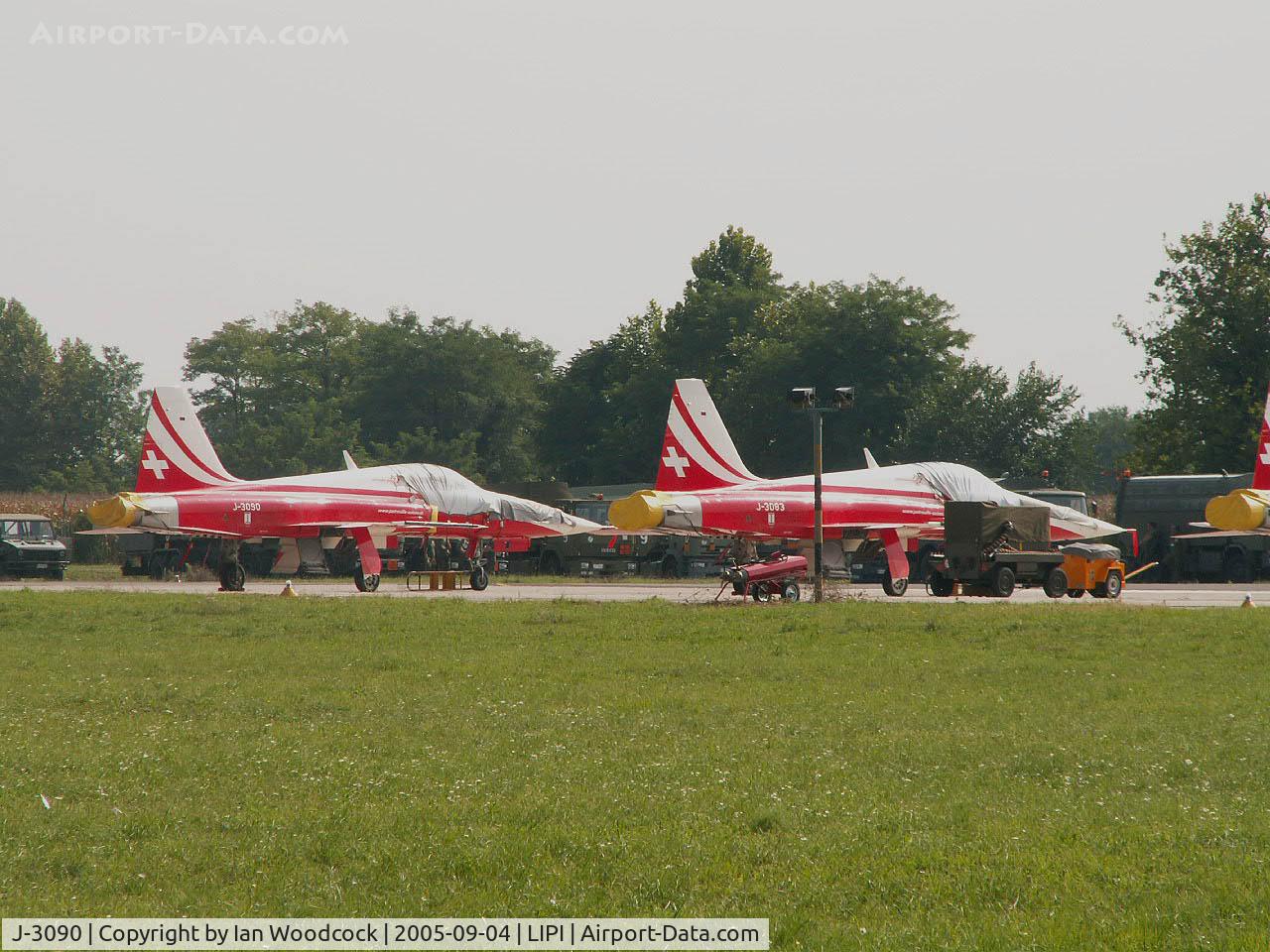 J-3090, 1981 Northrop F-5E Tiger II C/N L.1090, Northrop F-5E/Patrouille Suisse/Rivolto-Udine (with J-3083)