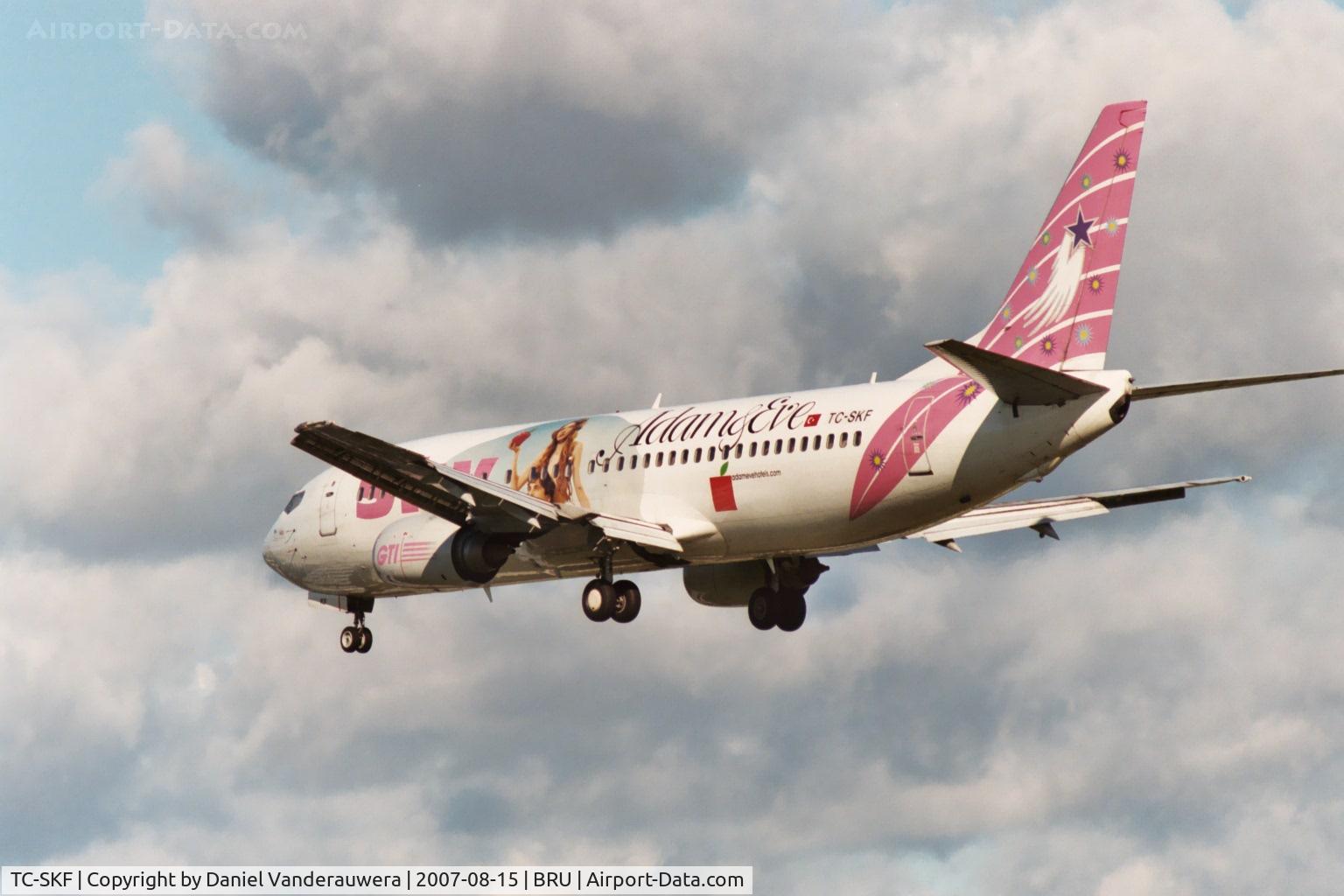 TC-SKF, 1993 Boeing 737-4Q8 C/N 26291/2513, arrival of flight SHY351 to rwy 25L