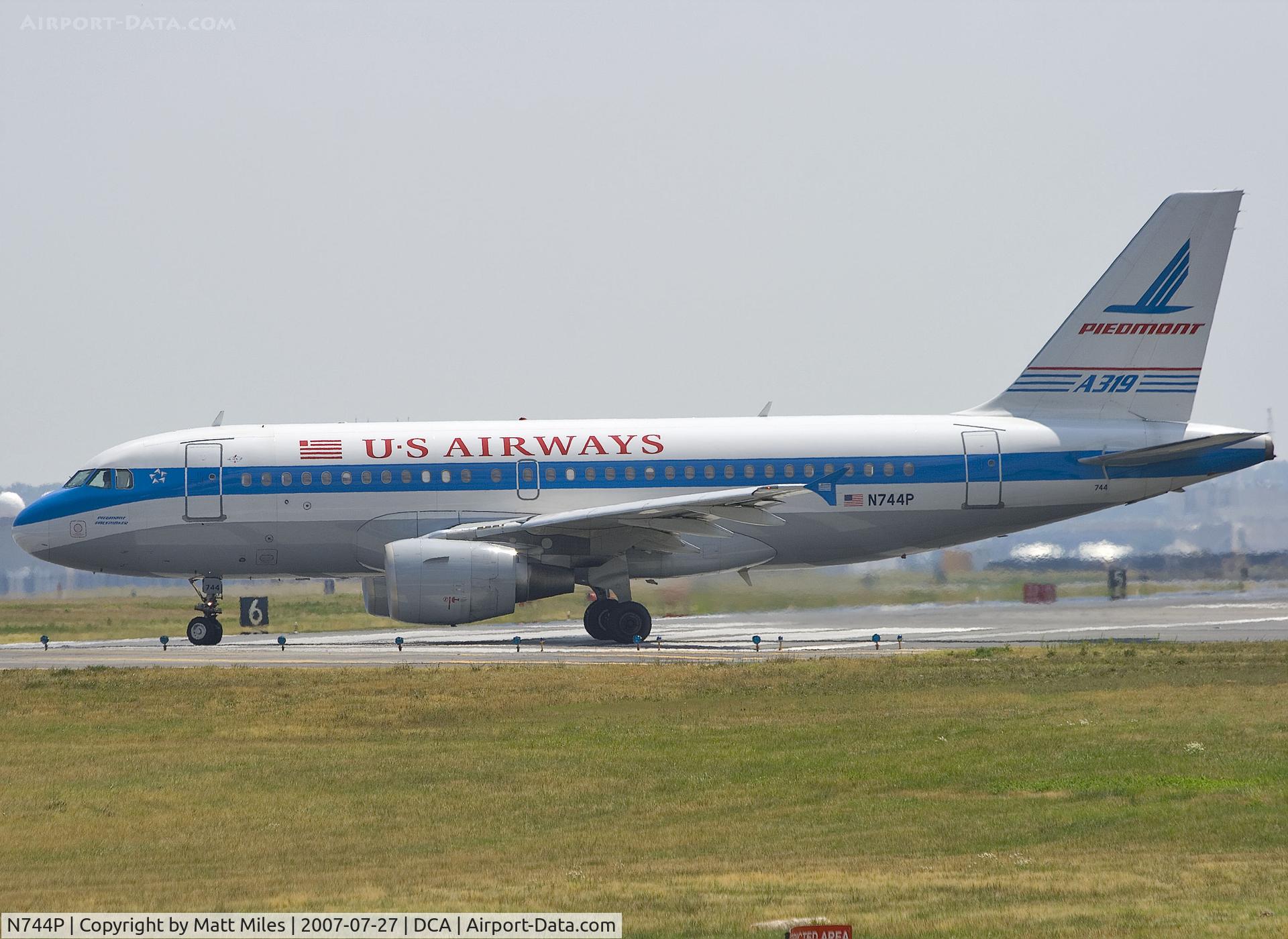 N744P, 2000 Airbus A319-112 C/N 1287, Ready for departure from DCA to PHL