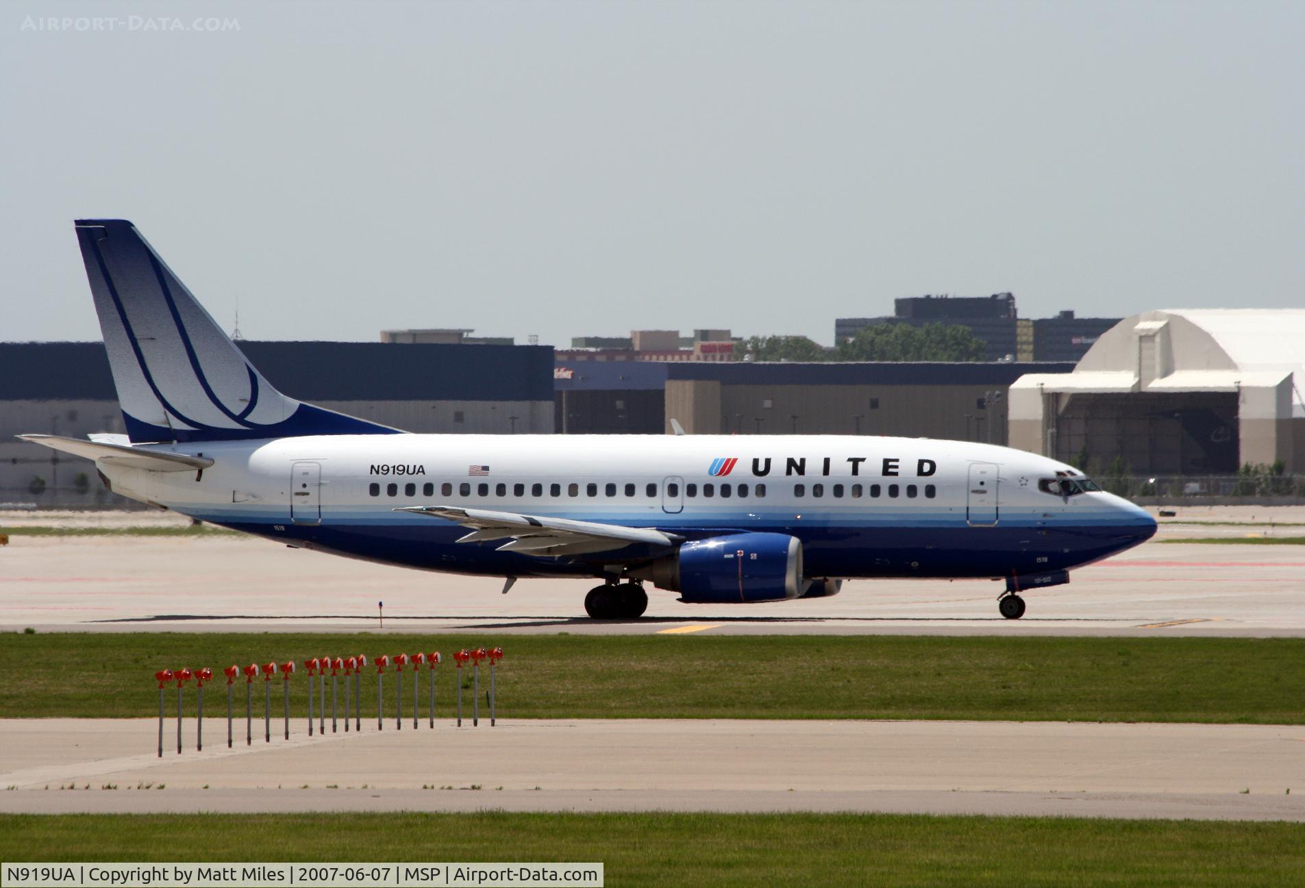 N919UA, 1991 Boeing 737-522 C/N 25386, taxiing for departure from RWY 17 @ MSP - headed for ORD