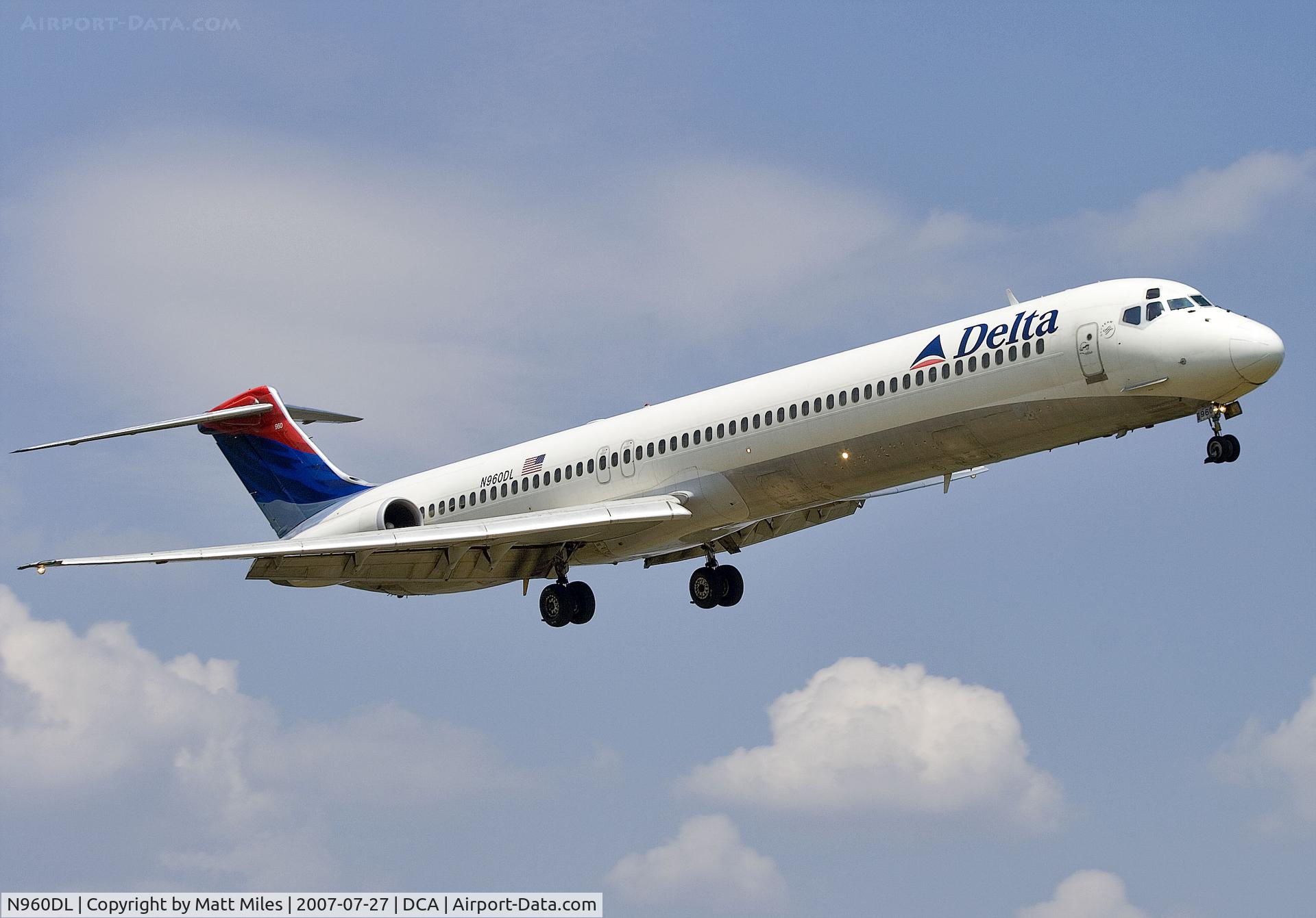 N960DL, 1990 McDonnell Douglas MD-88 C/N 49979, short final for 19 at DCA