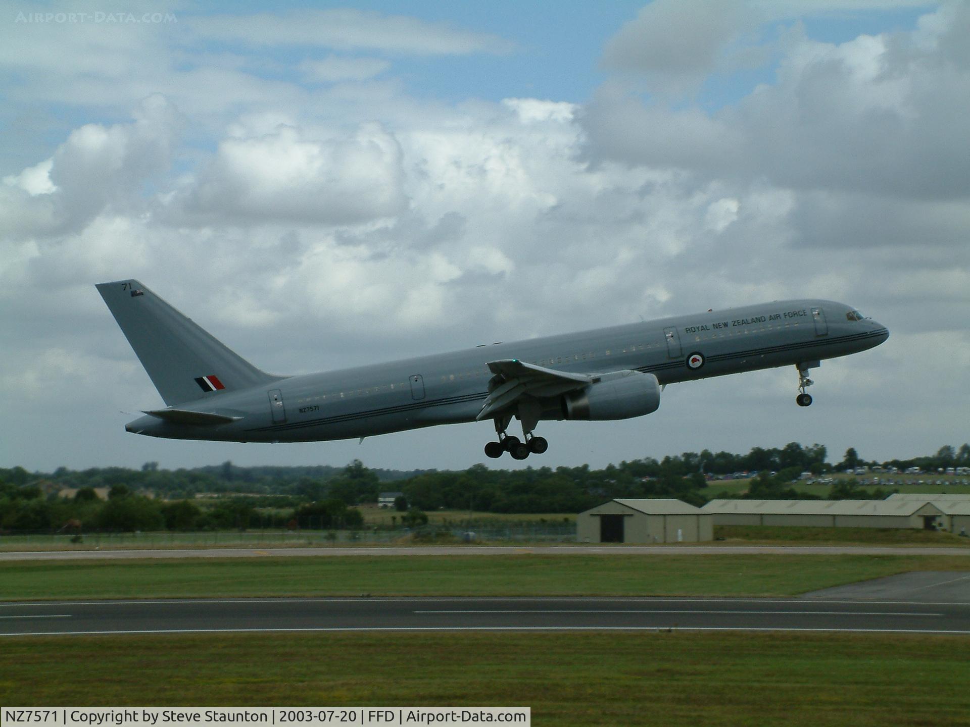 NZ7571, 1992 Boeing 757-2K2 C/N 26633, Royal International Air Tattoo 2003