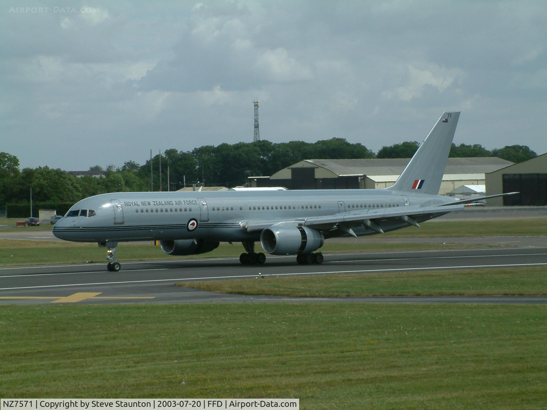 NZ7571, 1992 Boeing 757-2K2 C/N 26633, Royal International Air Tattoo 2003