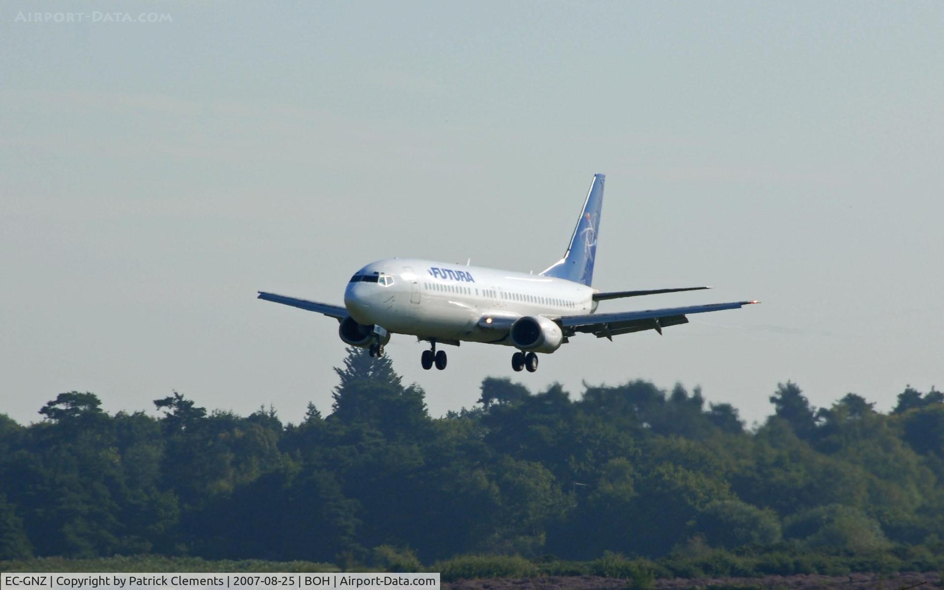 EC-GNZ, 1992 Boeing 737-4Y0 C/N 25178, FUTURA COMING IN TO LAND RUNWAY 26 AT BOH