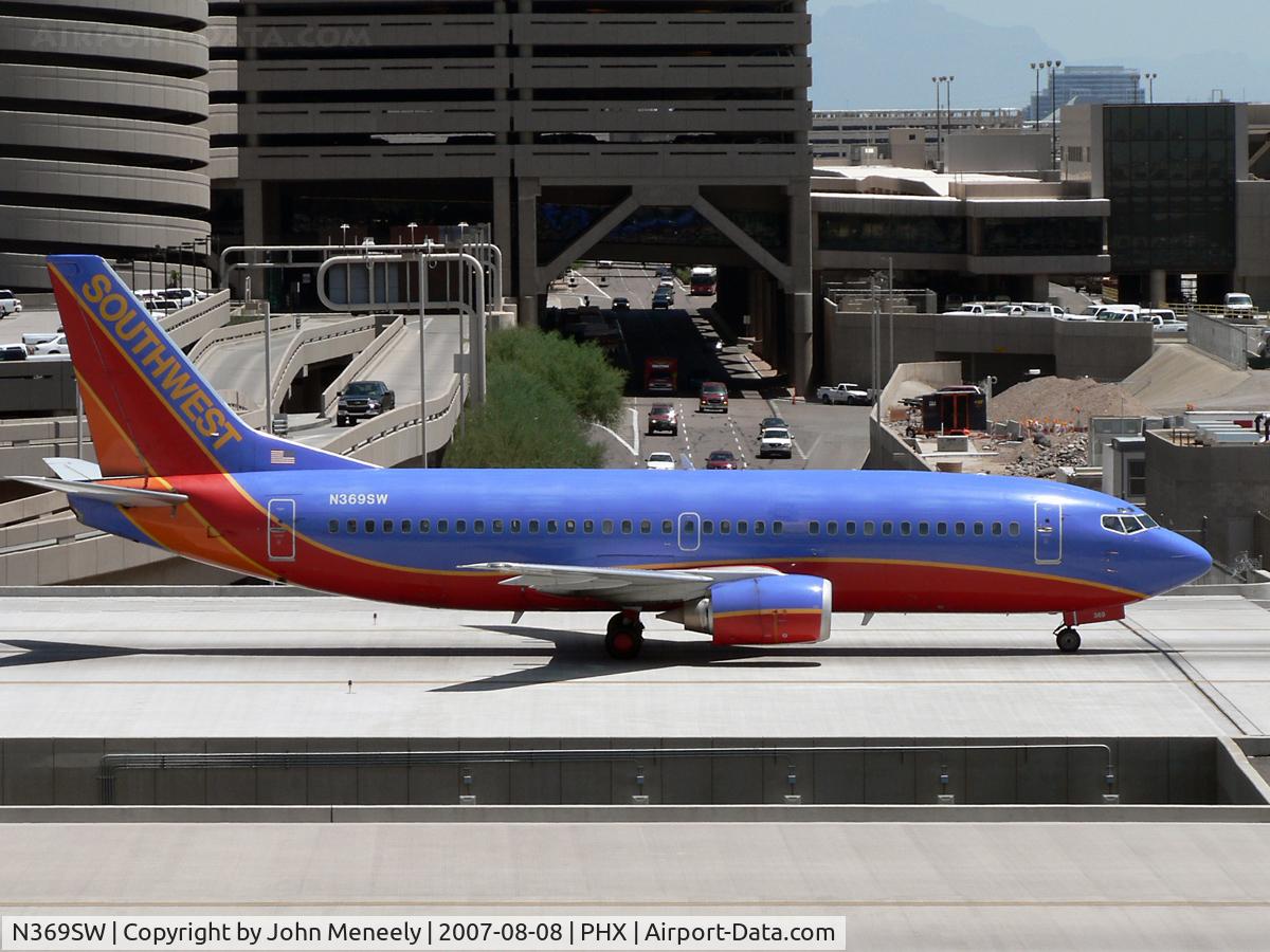 N369SW, 1993 Boeing 737-3H4 C/N 26580, Crossing the bridge between Terminals 3 and 4