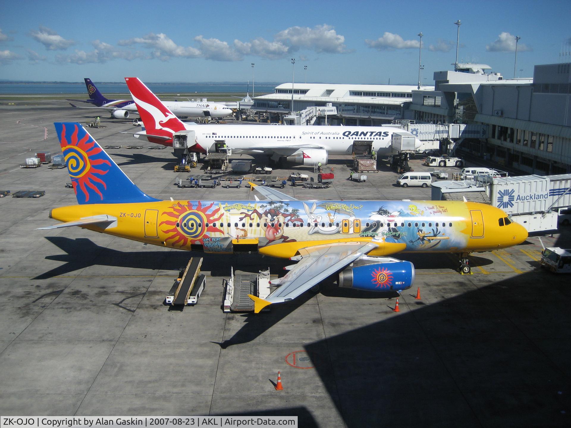 ZK-OJO, 2006 Airbus A320-232 C/N 2663, OJO in Looney Tunes livery