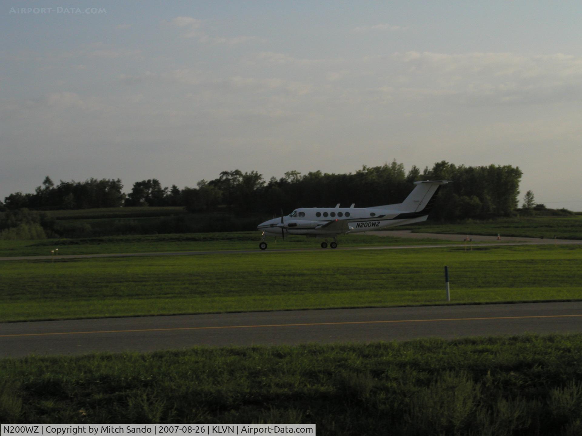 N200WZ, 1975 Beech 200 King Air C/N BB-89, Departing Runway 12 to Des Moines, IA (DSM).