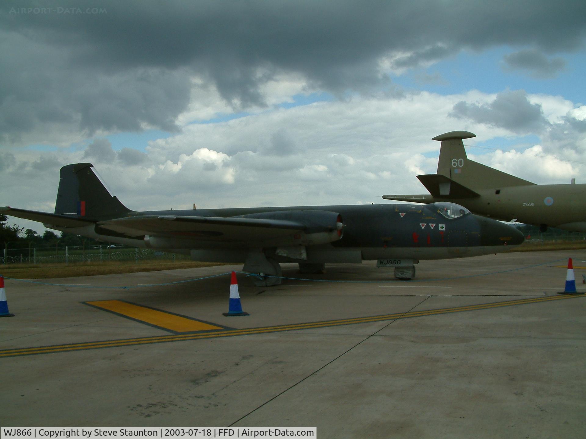 WJ866, English Electric Canberra T.4 C/N EEP71334, Royal International Air Tattoo 2003