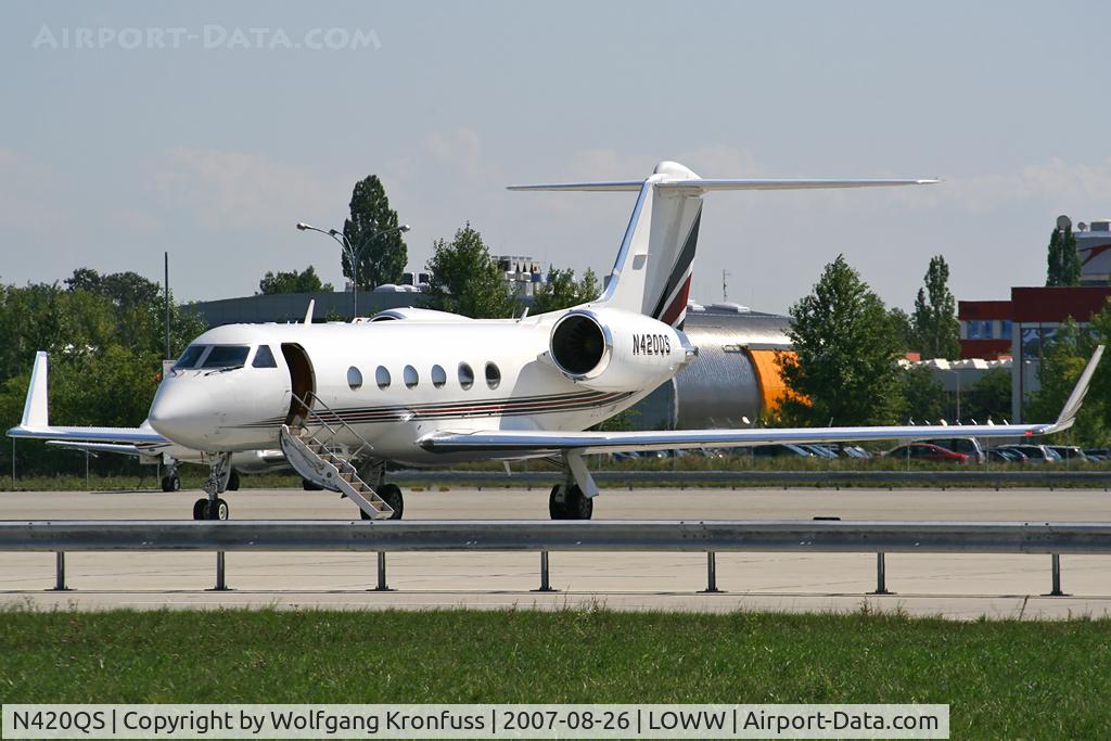 N420QS, 1997 Gulfstream Aerospace G-IV C/N 1320, backin' in the Sommer Sun...