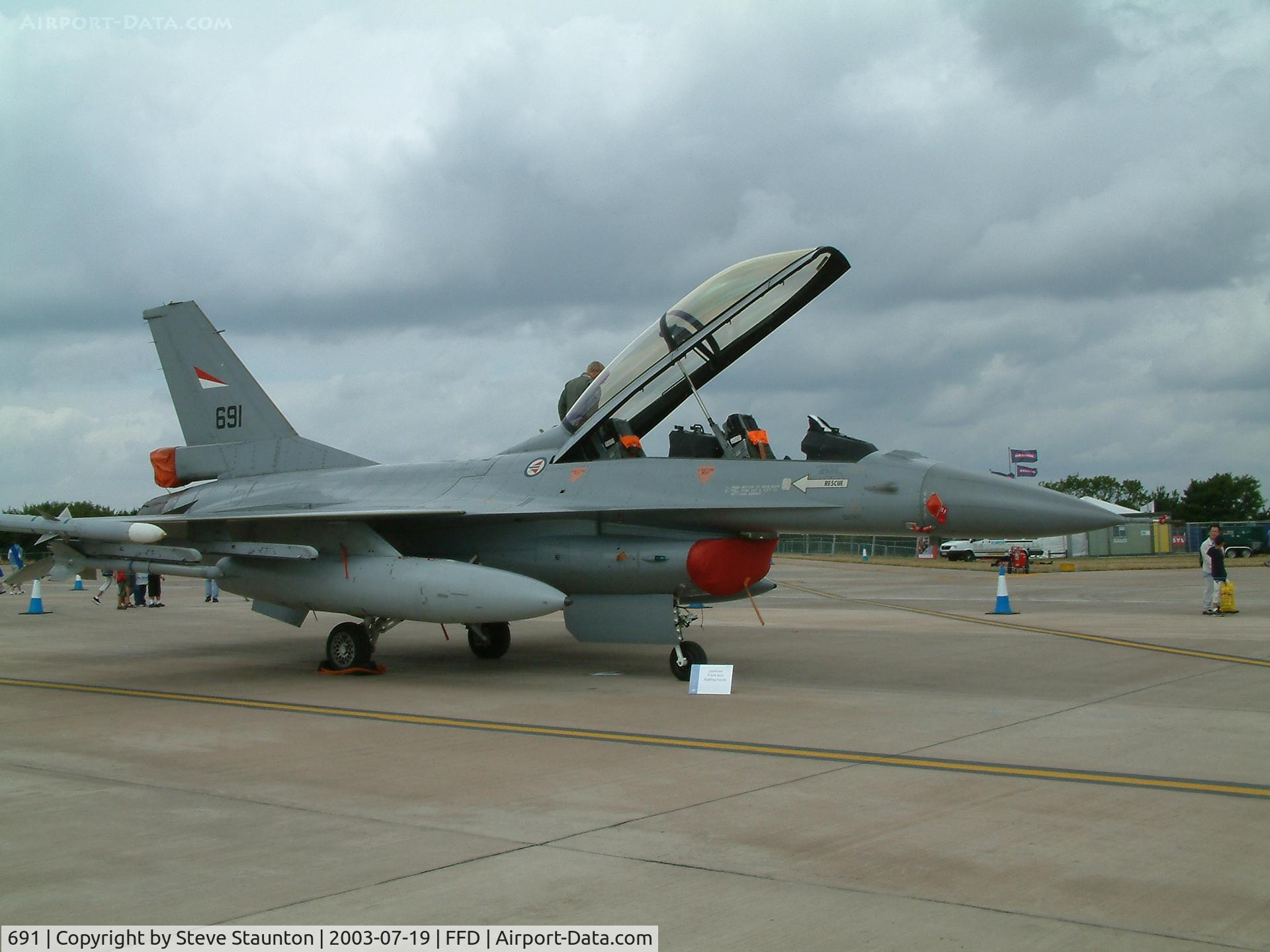 691, 1980 Fokker F-16B Fighting Falcon C/N 6L-10, Royal International Air Tattoo 2003