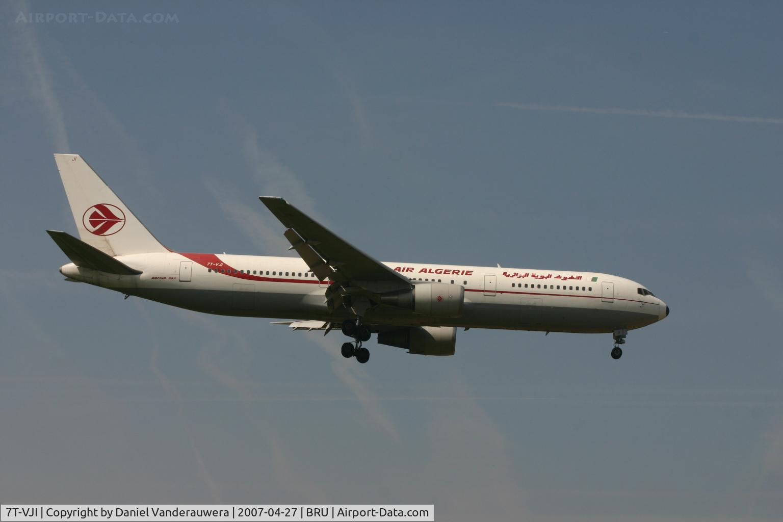 7T-VJI, 1990 Boeing 767-3D6 C/N 24768, flight AH2060 is descending to rwy 02