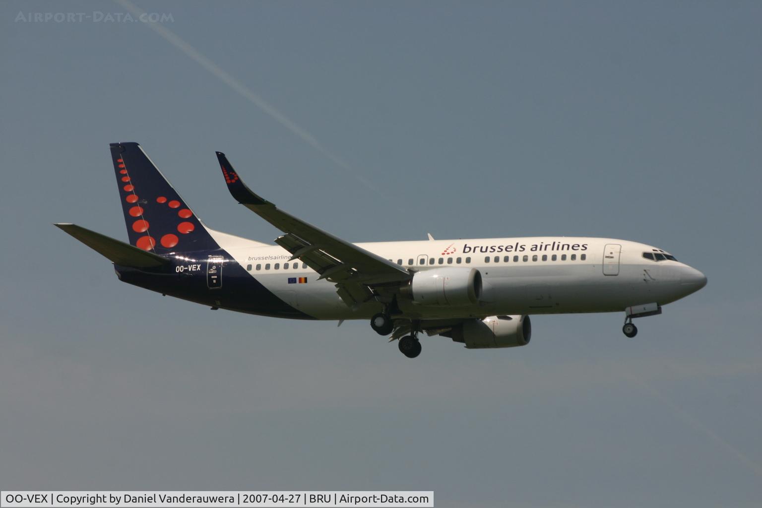 OO-VEX, 1997 Boeing 737-36N C/N 28670, descending to rwy 25L