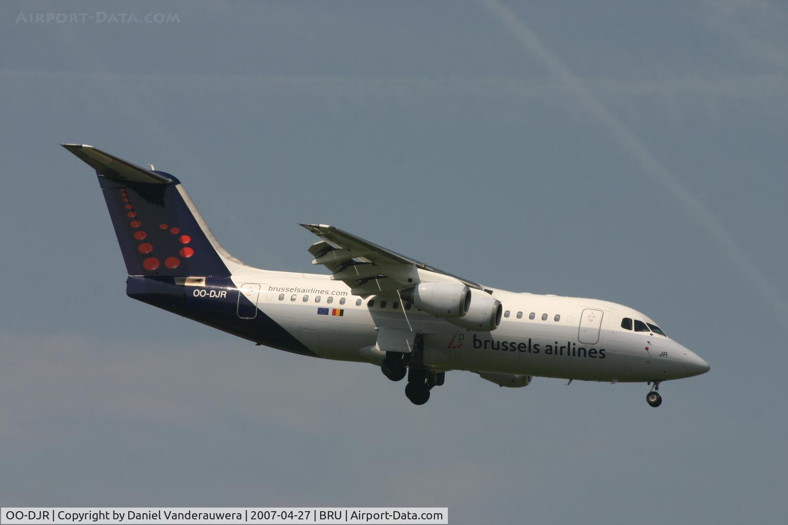 OO-DJR, 1996 British Aerospace Avro 146-RJ85 C/N E.2290, descending to rwy 25L