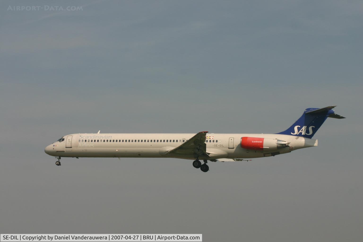 SE-DIL, 1989 McDonnell Douglas MD-82 (DC-9-82) C/N 49913, flight SK593 is descending to rwy 25L