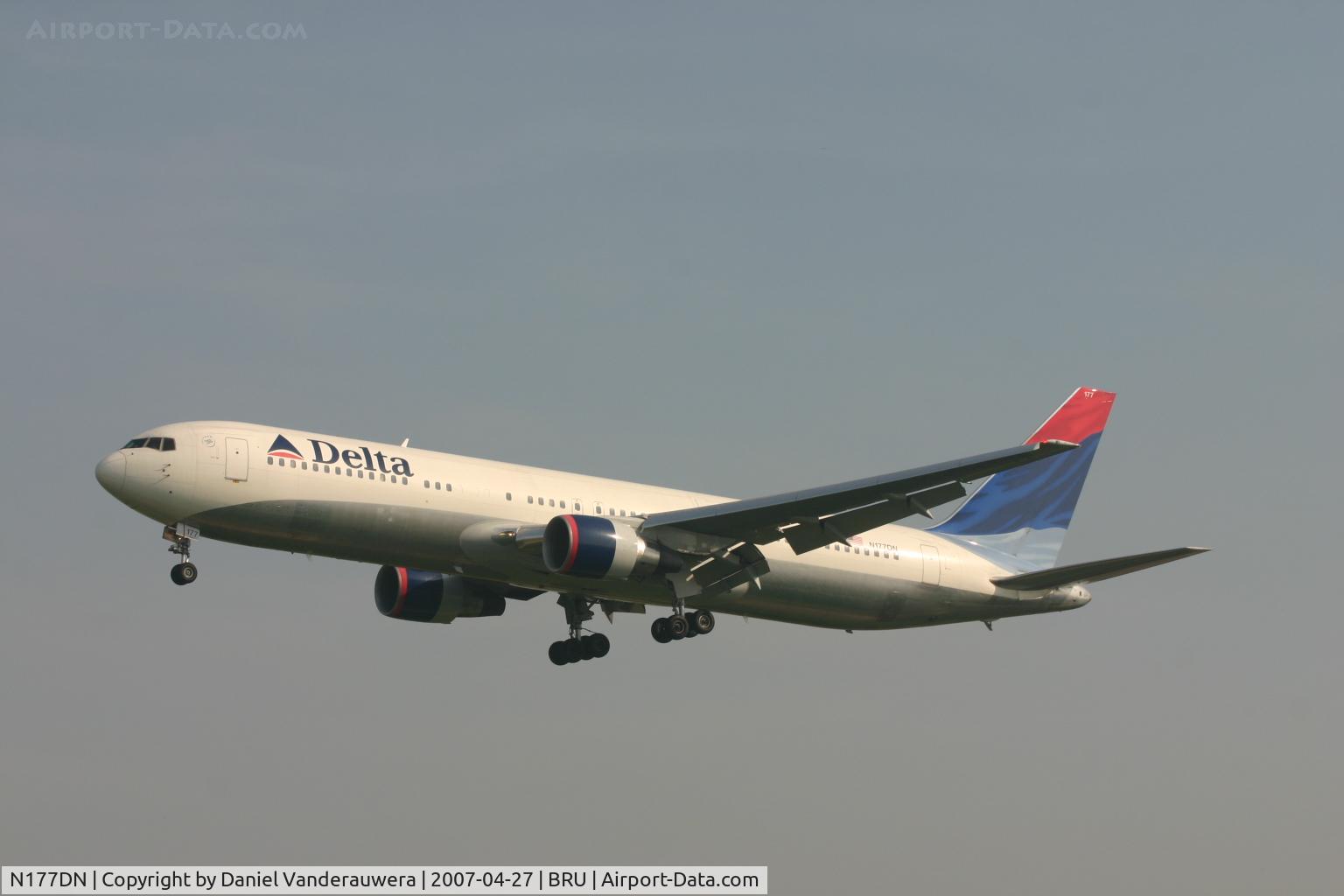 N177DN, 1991 Boeing 767-332 C/N 25122, arrival of flight DL140 to rwy 25L