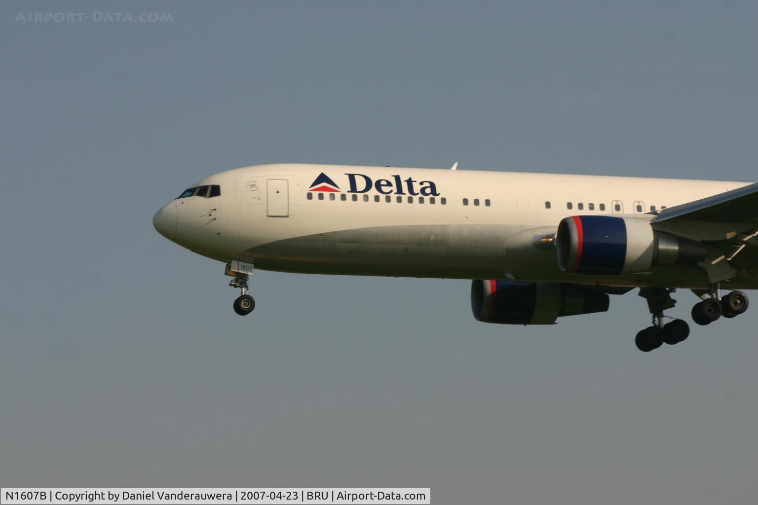 N1607B, 2000 Boeing 767-332 C/N 30388, arrival of flight DL140 to rwy 25L