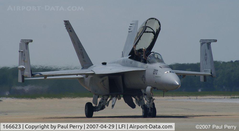 166623, Boeing F/A-18F Super Hornet C/N F116, Waving at a happy crowd