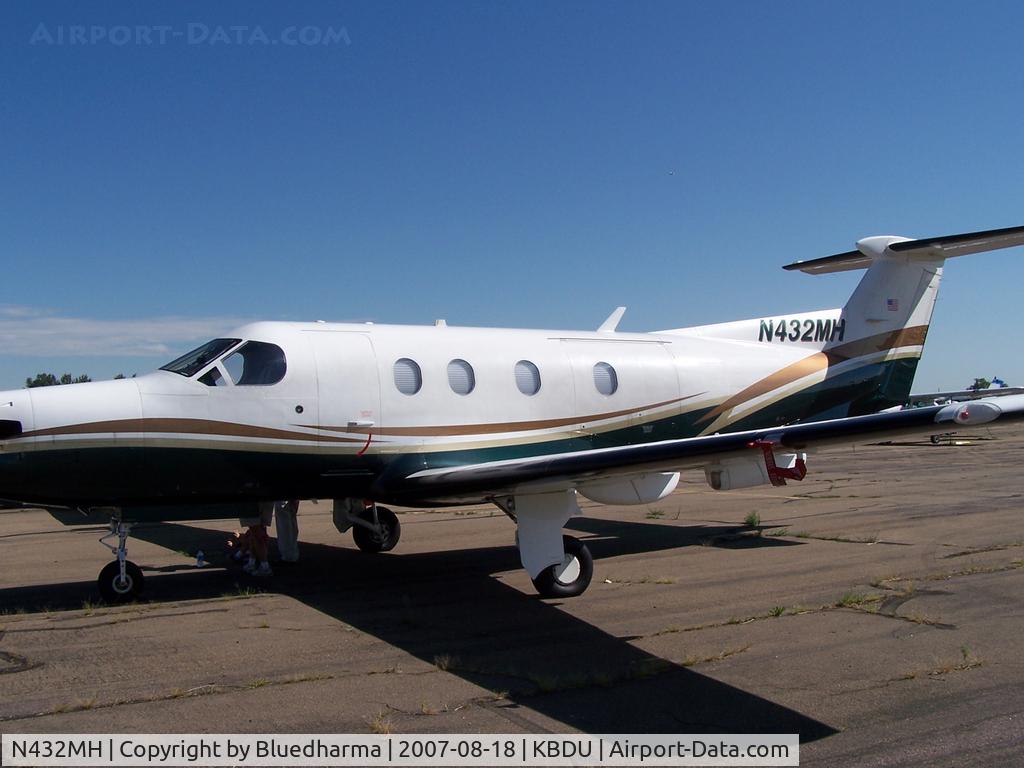N432MH, 2001 Pilatus PC-12/45 C/N 432, Parked at Boulder