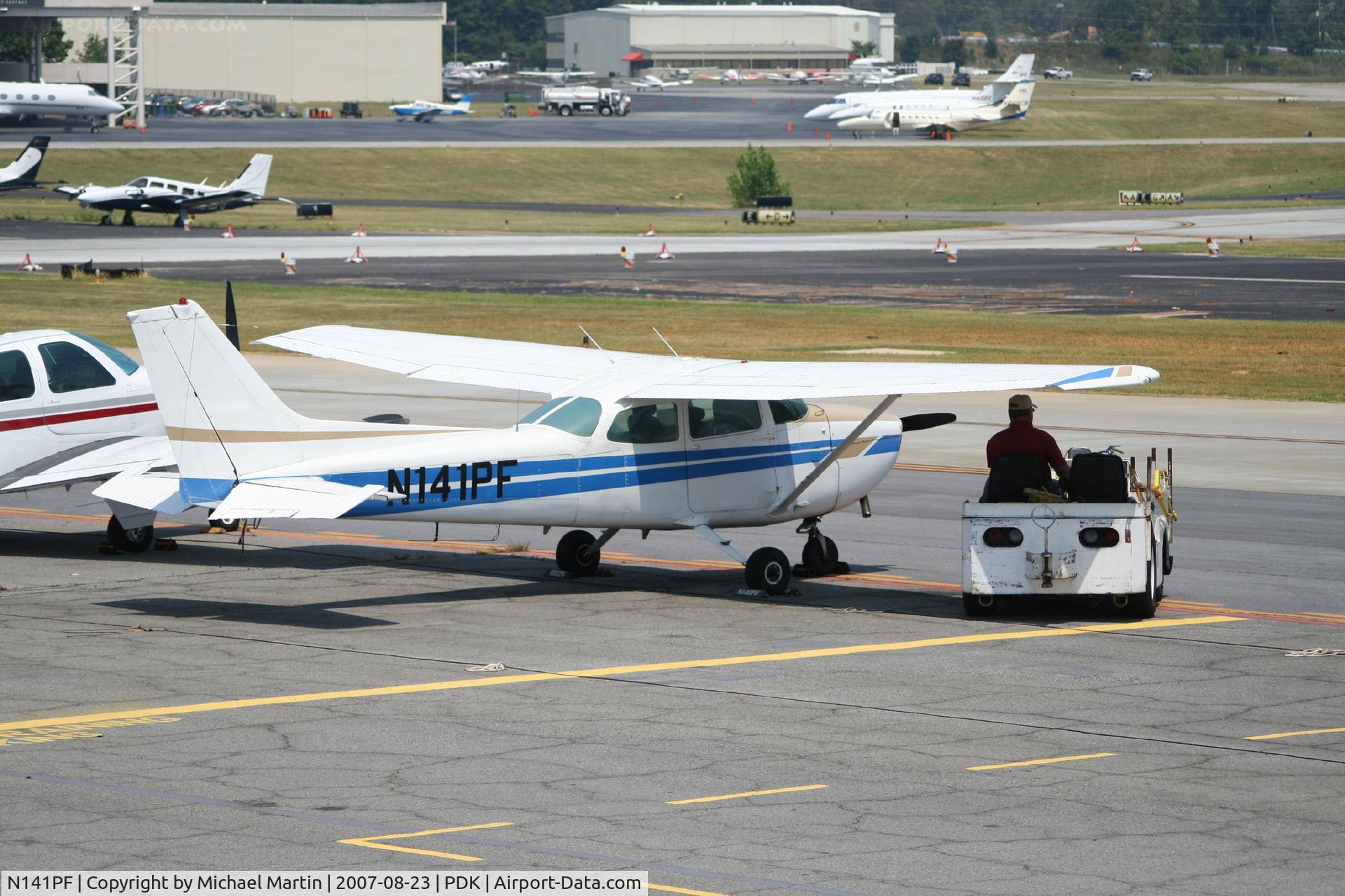 N141PF, 1978 Cessna 172N C/N 17271503, Linecrew staying in the shade!