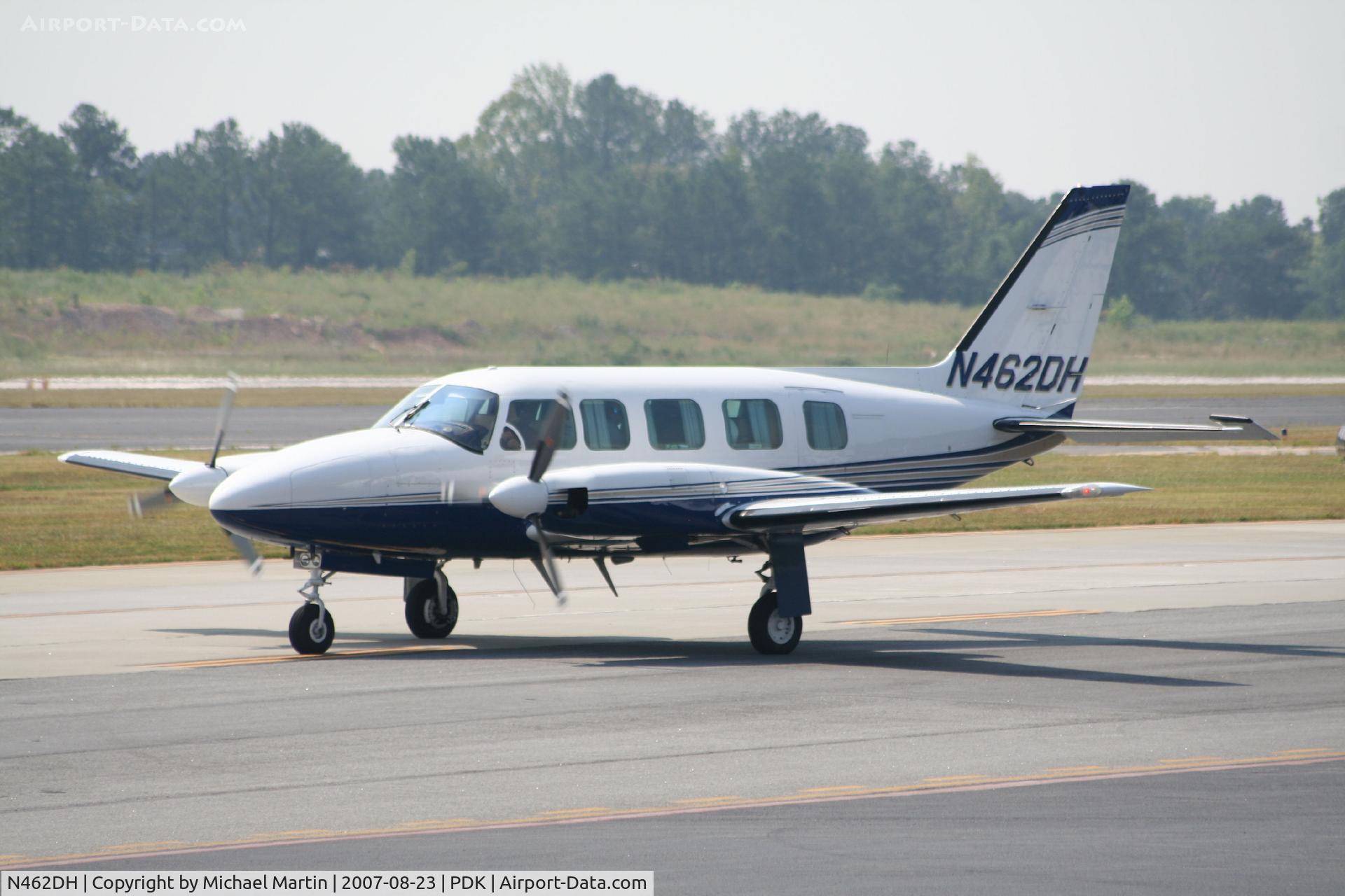 N462DH, Piper PA-31-350 Chieftain C/N 31-7952218, Taxing to Epps Air Service