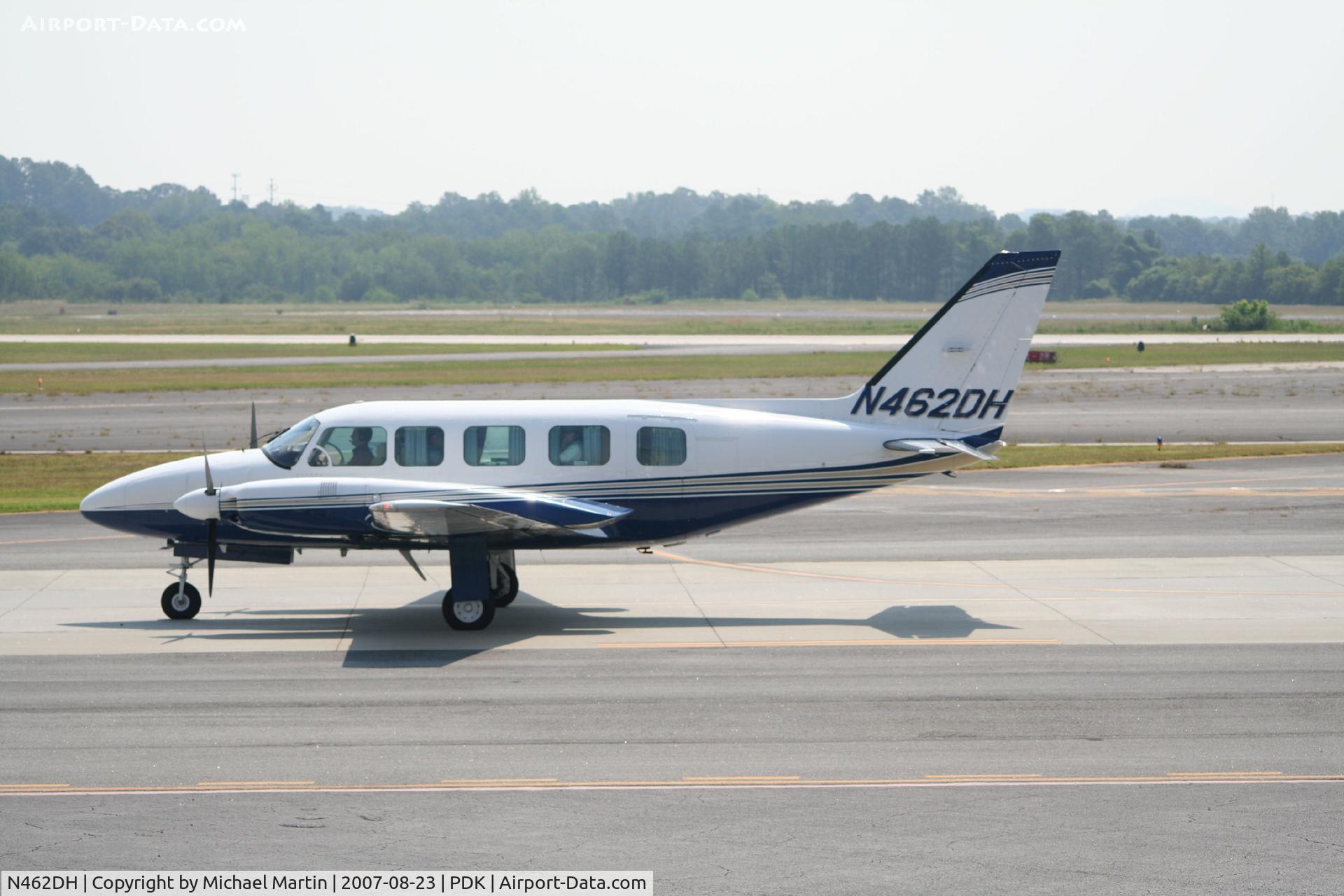 N462DH, Piper PA-31-350 Chieftain C/N 31-7952218, Taxing to Epps Air Service
