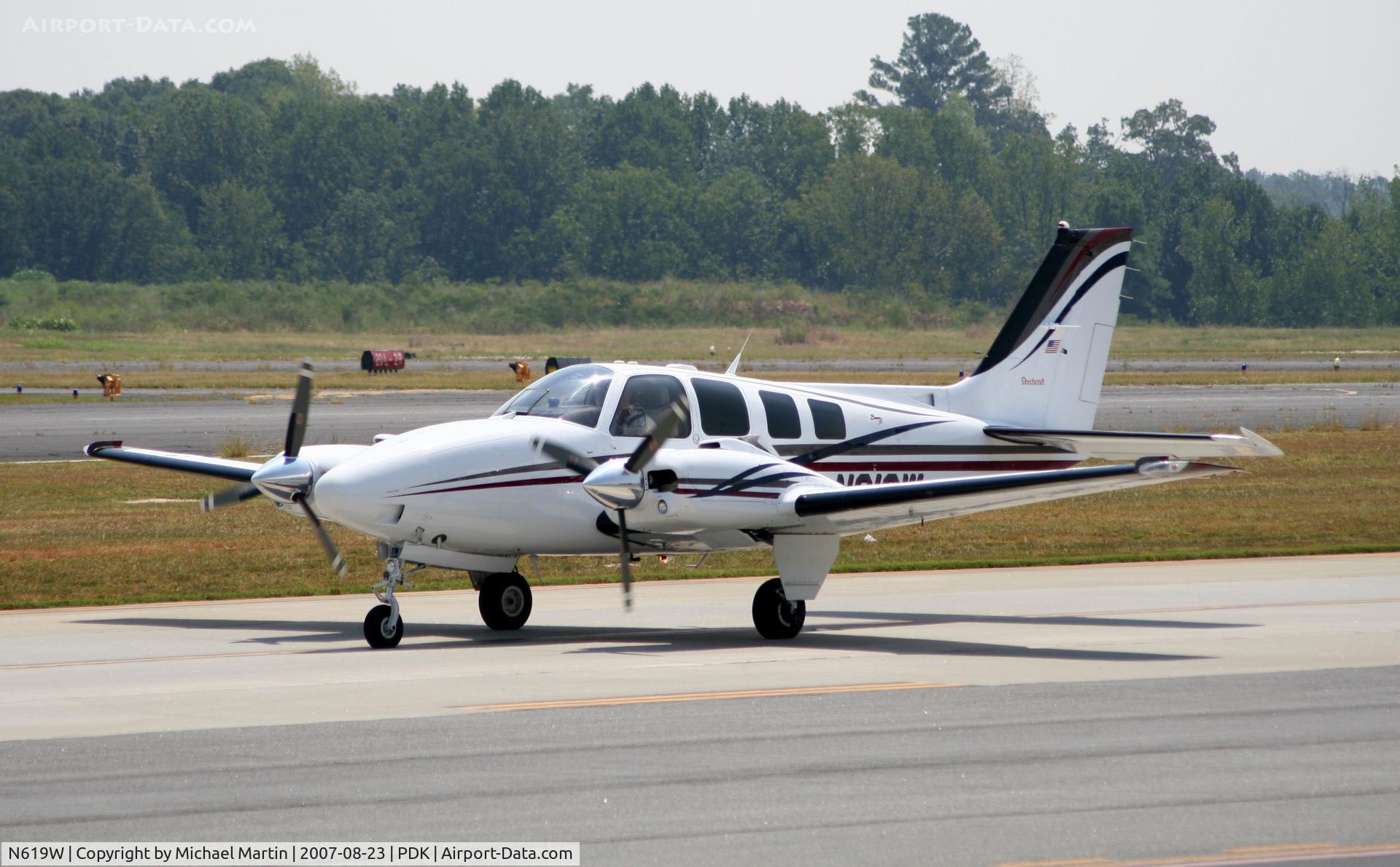 N619W, 2001 Raytheon Aircraft Company 58 C/N TH-2021, Taxing to Epps Air Service