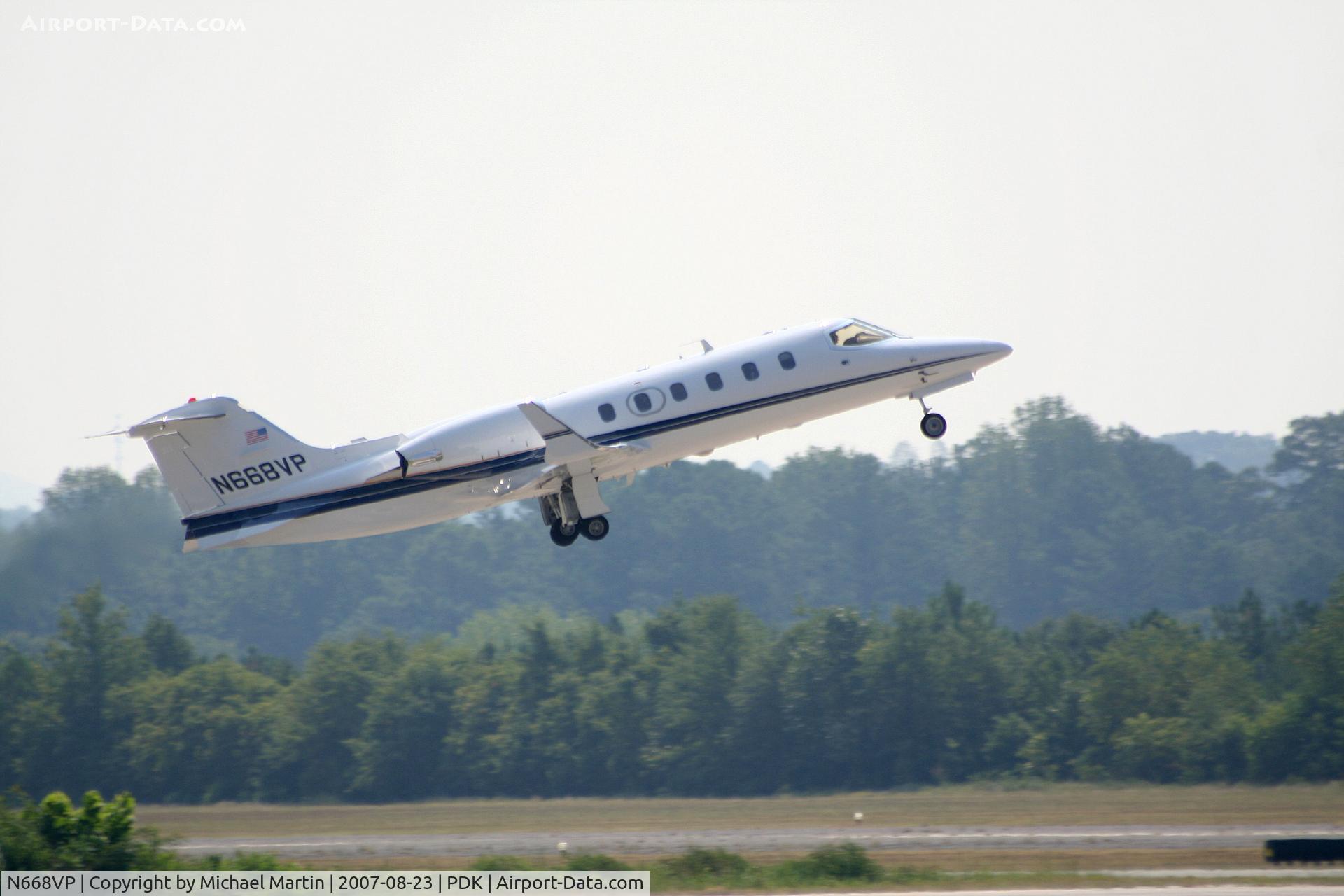 N668VP, 2001 Learjet Inc 31A C/N 31-232, Climbing hard out of PDK