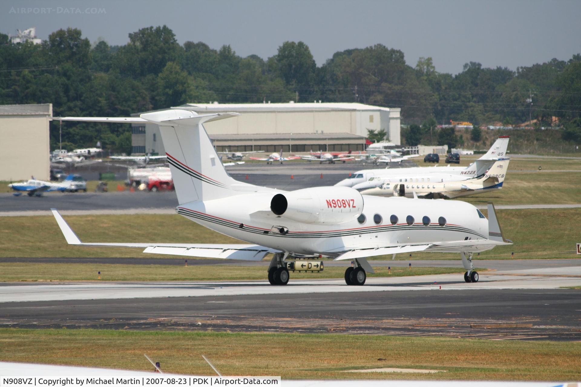 N908VZ, 2006 Gulfstream Aerospace GIV-X (G450) C/N 4051, Taxing to Runway 20L