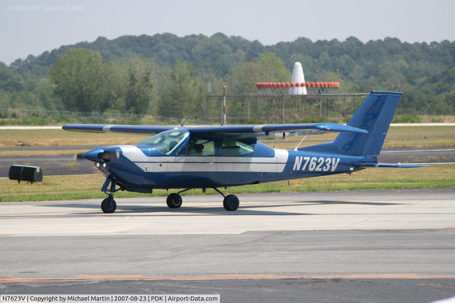 N7623V, 1976 Cessna 177RG Cardinal C/N 177RG0892, Taxing to Epps Air Service