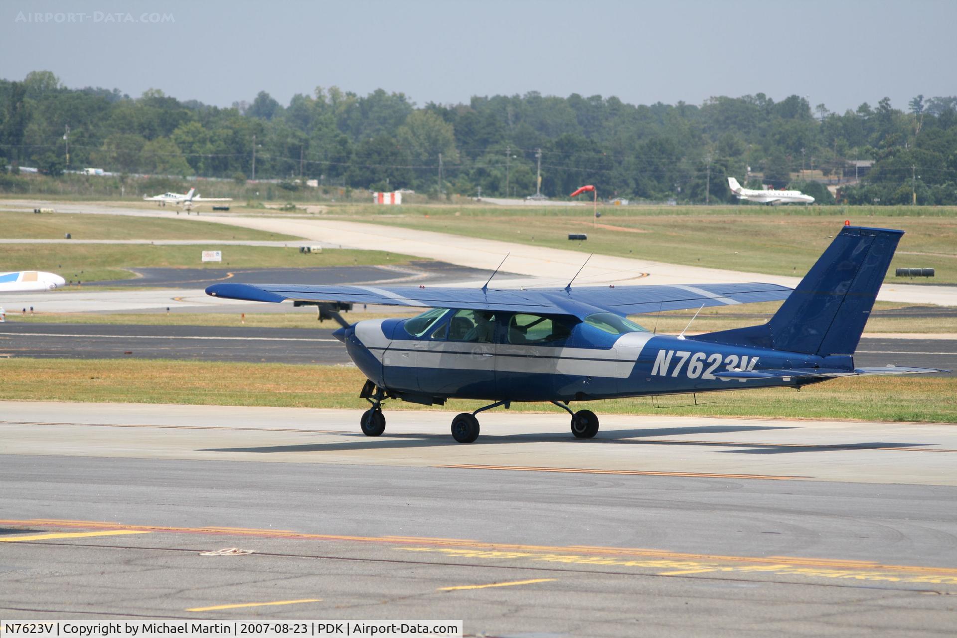 N7623V, 1976 Cessna 177RG Cardinal C/N 177RG0892, Taxing to Epps Air Service