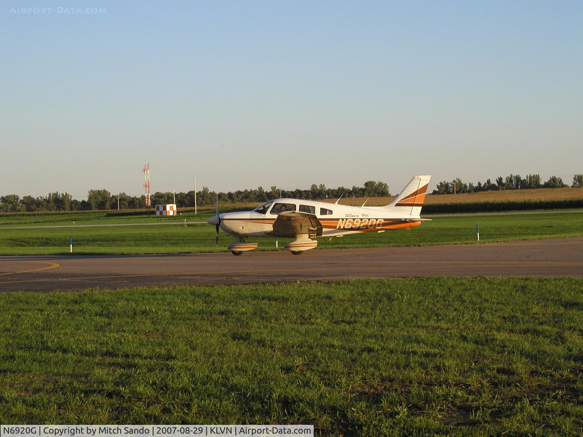 N6920G, 1985 Piper PA-28-181 C/N 28-8590065, Taxiing back to the hangar.